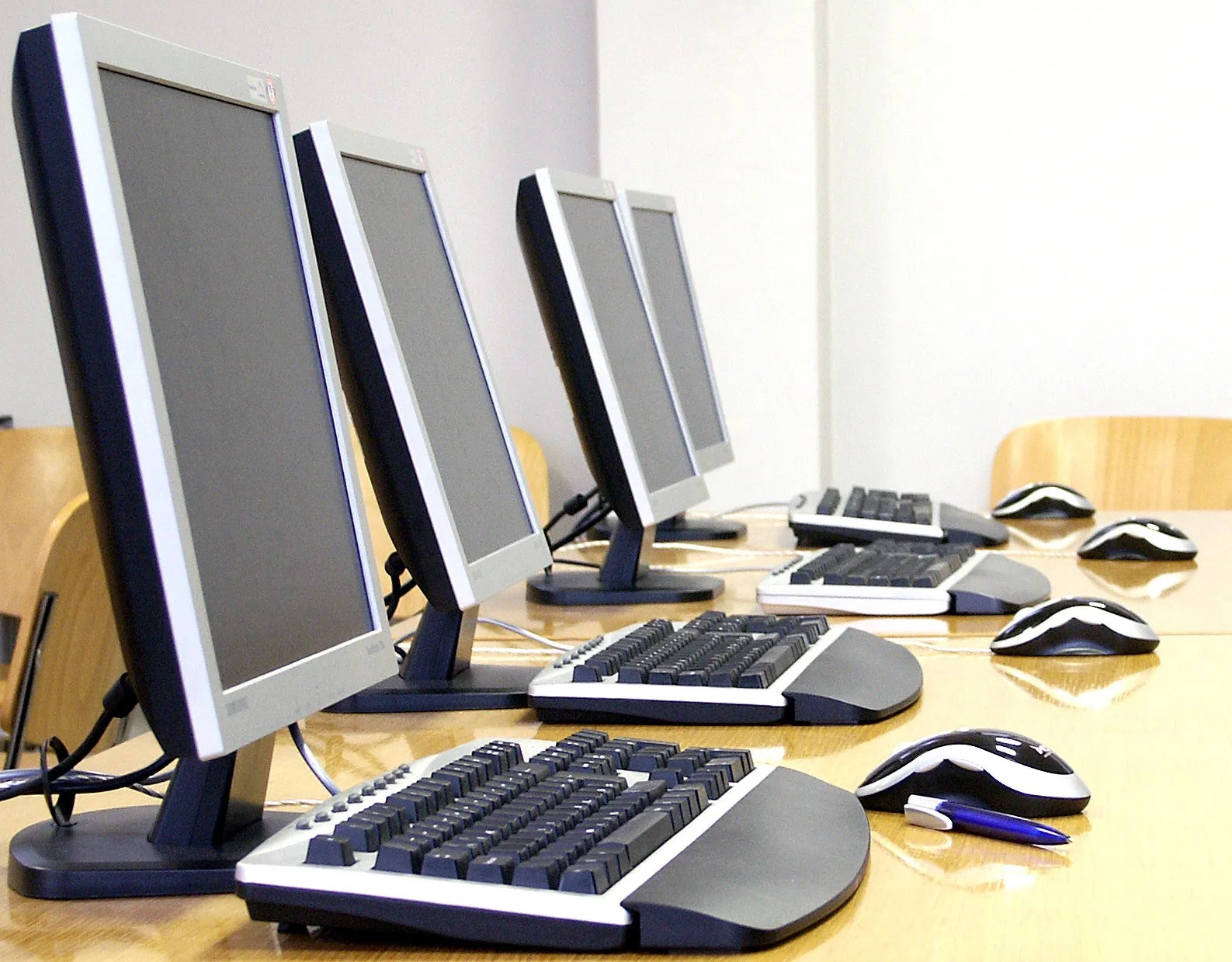 computer-room-1542353_photo_by_ante_vekic_freeimages.com_.jpg